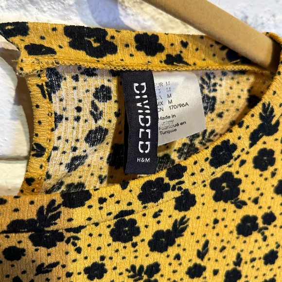 ⚠️🎁3 for $35🎁⚠️ Divided- size M- Maxie dress mustard and black flowers - Picture 3 of 9
